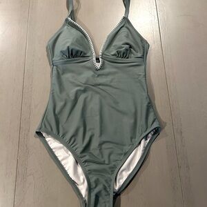 One piece, bathing suit